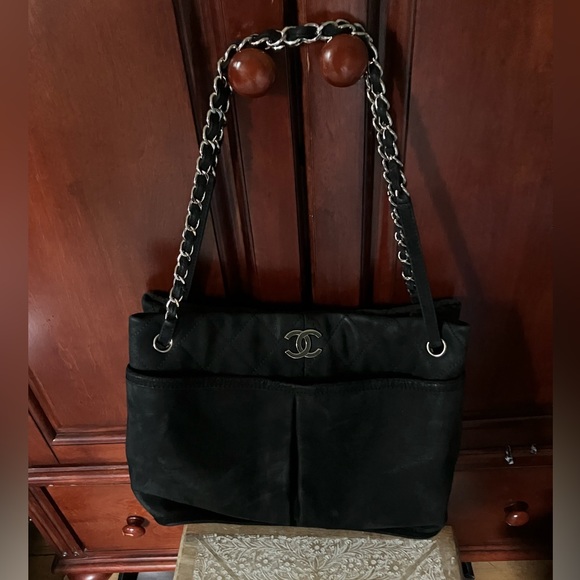 Gone! ❤️🌟Beautiful, Authentic CHANEL Bag!🌟 - Picture 1 of 15